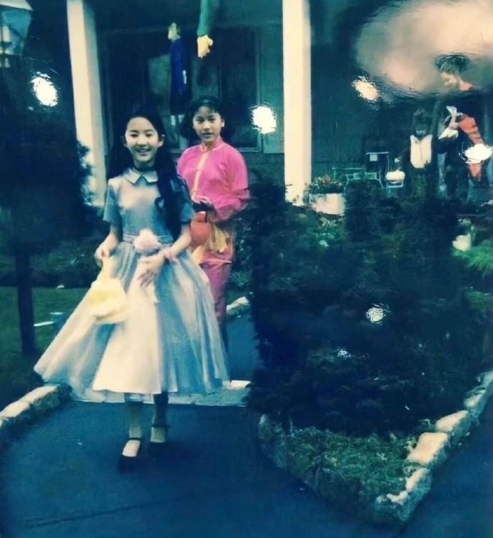 刘亦菲真的是被从小富养到大的吧！90年代就在用笔记本电脑、穿Dior了，感觉刘