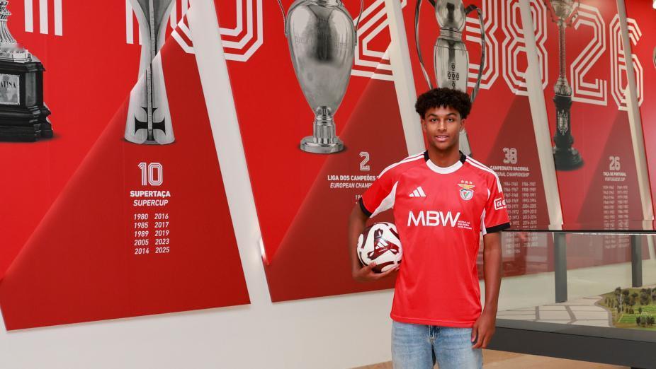 穆里尼奥左路又有了“新欢”，这是第五位左后卫了，不出意外的话，这个位置三年能变现