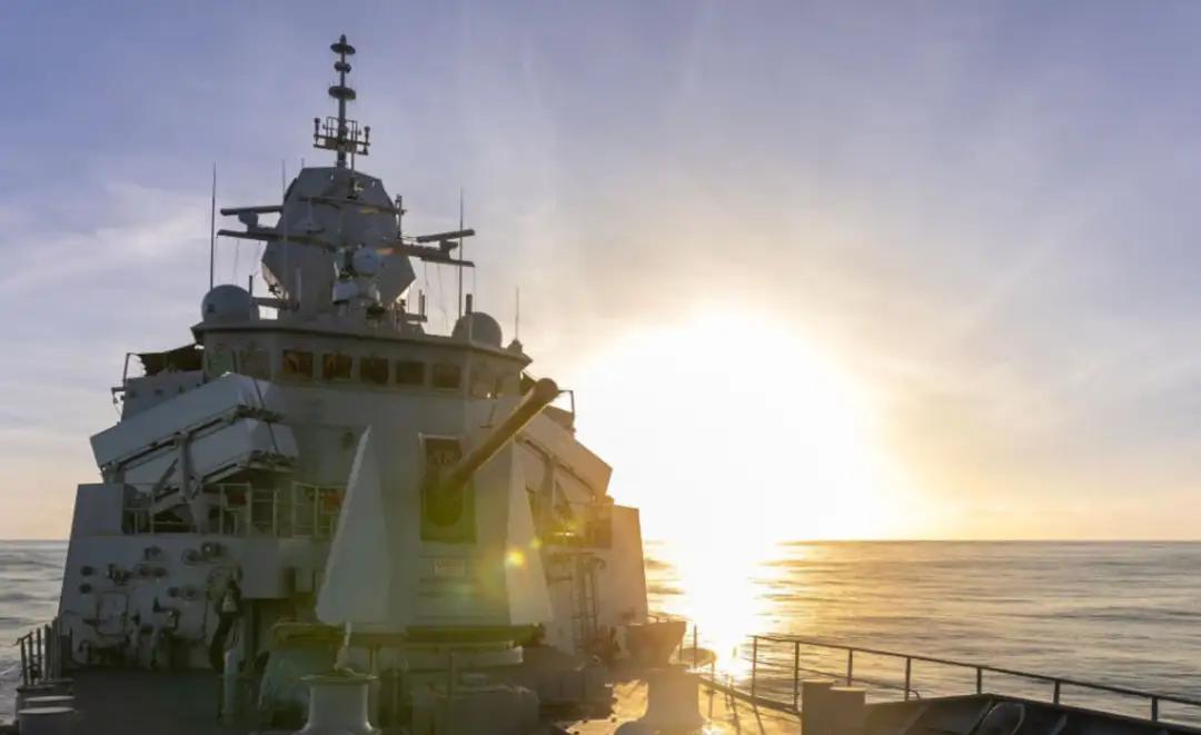 台海硬核驱离：澳舰玩火，直-10寸步不让2月20日，台岛海峡突发海空对峙。