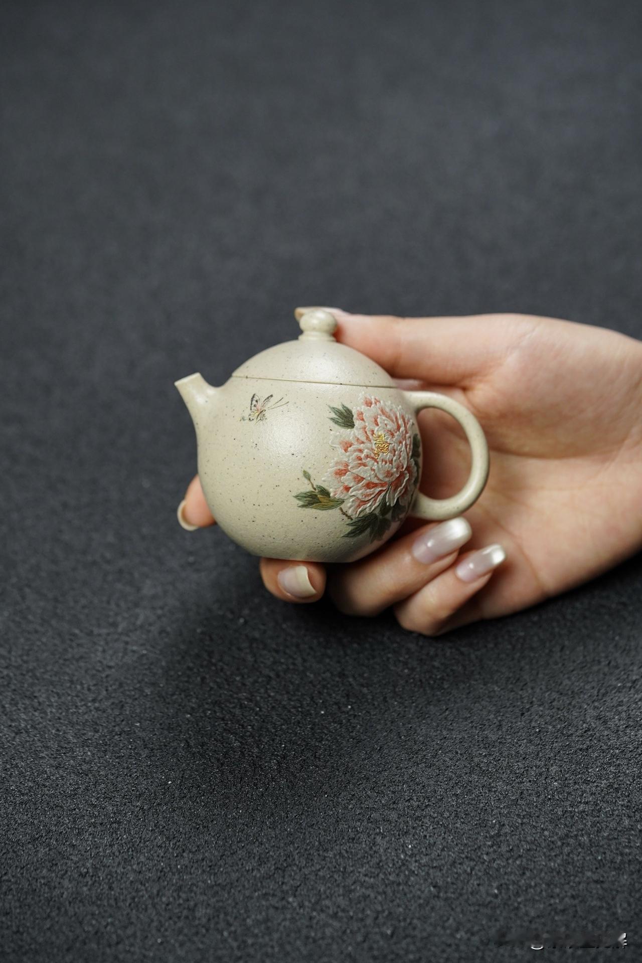 我们在喝茶的时候不断地拿沸水给紫砂壶“淋浴”，喝完茶了还要时不时地拿出紫砂壶擦拭