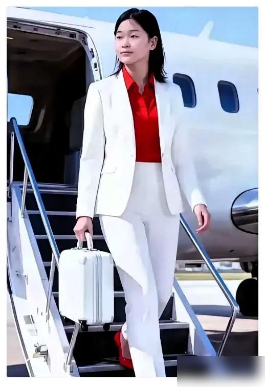 当她摘下泳帽，别上航徽——你没看错，这是全红婵。这次拍摄可不是玩票，是某航空