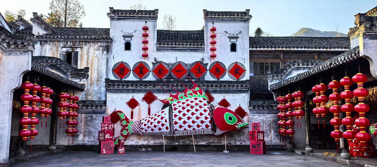 要说年味还得去徽州呈坎村，已经回家的闺蜜说她遇见村民已经在排练舞草龙，而且村里到