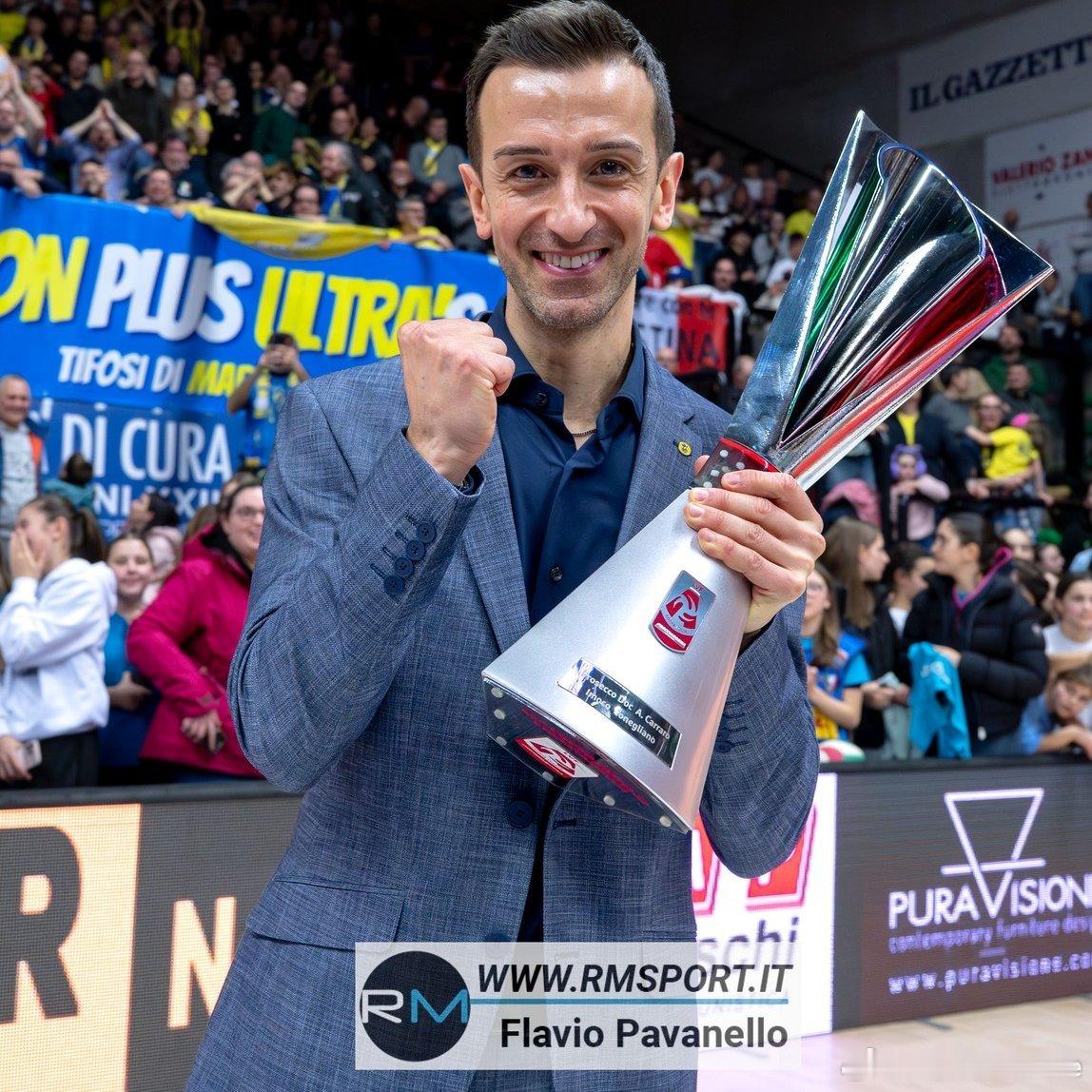 排球🎙️丹尼尔.桑塔雷利：看到我们的主力球员在各项统计榜单上名列前茅，这让我