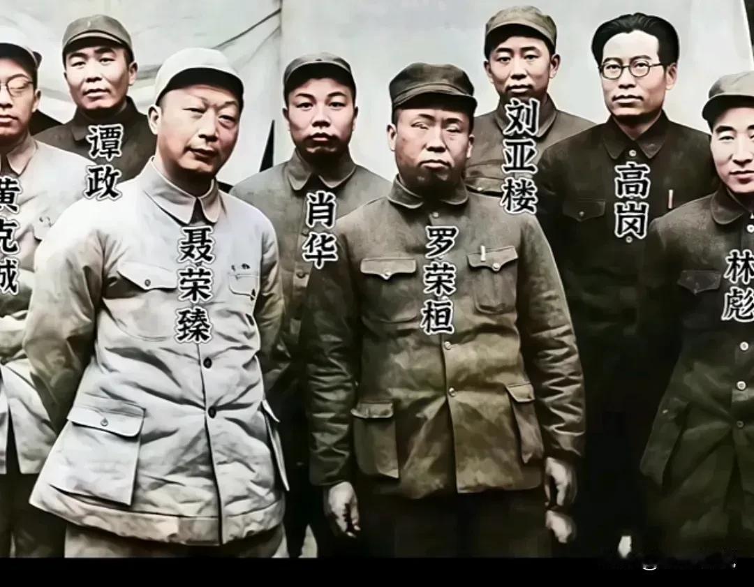 一张罕见的华野和东野高层领导的合影，可以看到罗荣桓元帅和聂荣臻元帅仅仅挨在一起，