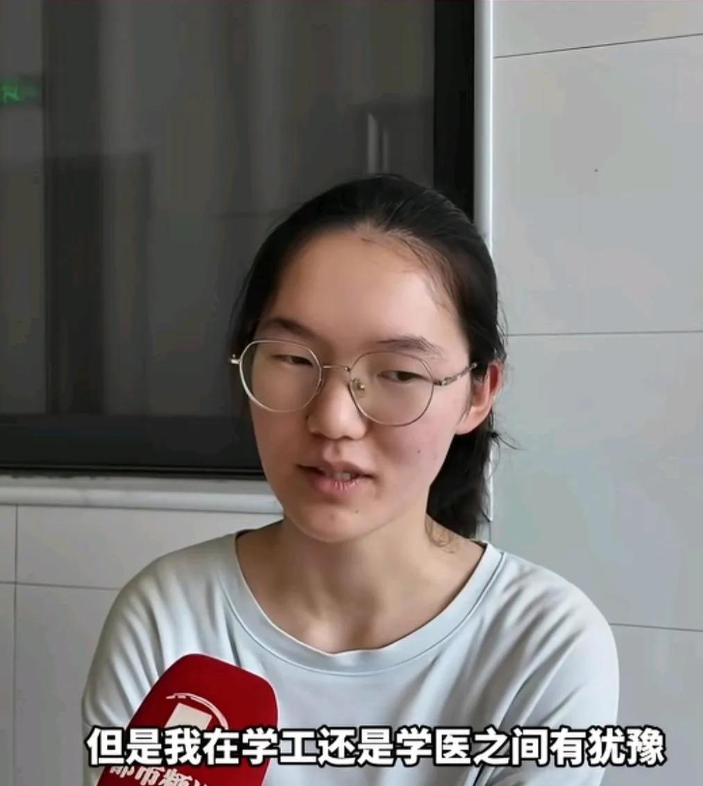 都在夸她节俭，根本不是那么回事。都在夸她节俭，每周20块钱零花一分不花，殊不