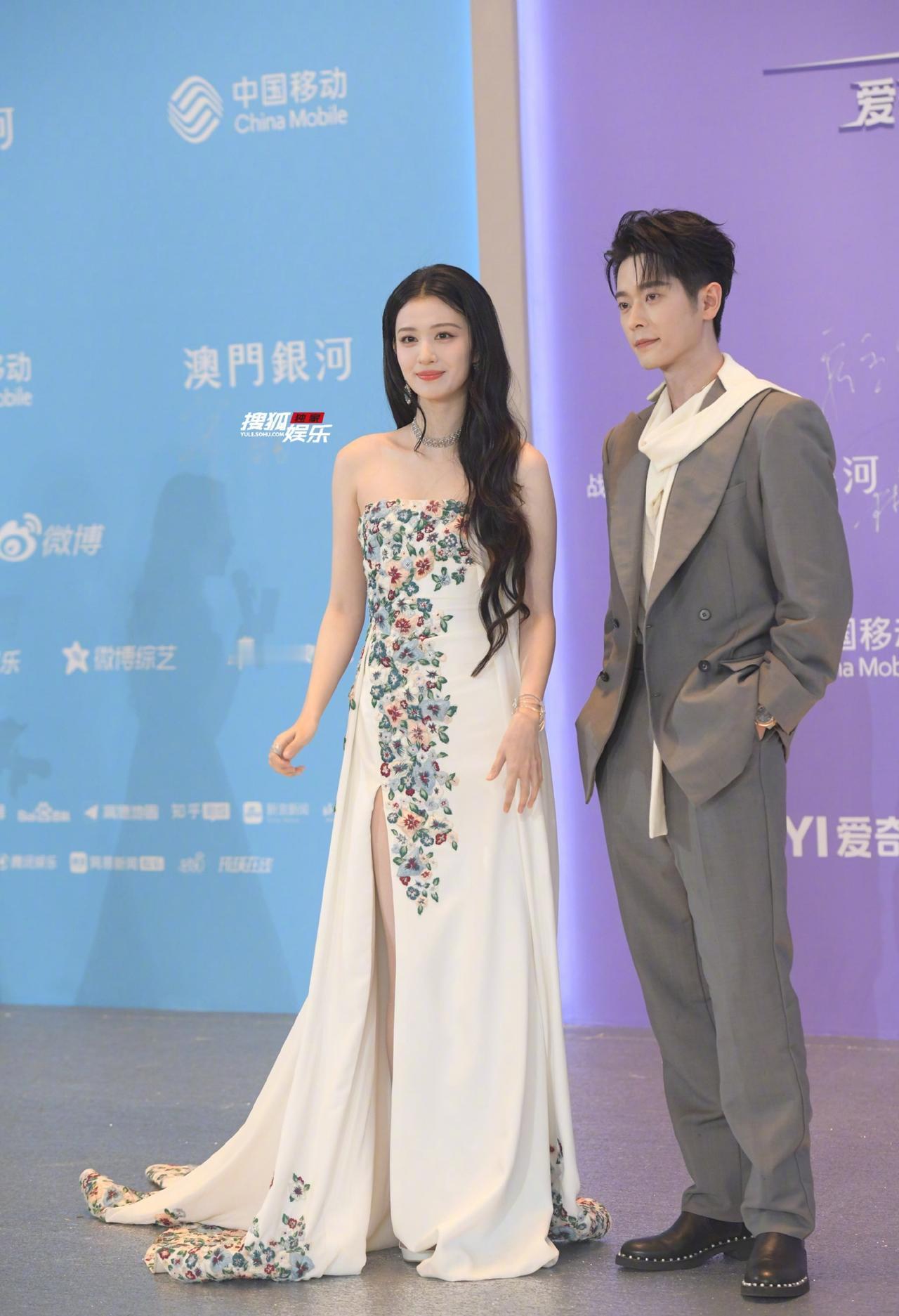 爱奇艺尖叫之夜红毯，简直是视觉盛宴！张凌赫一身黑金鎏金西装亮相，直接被网