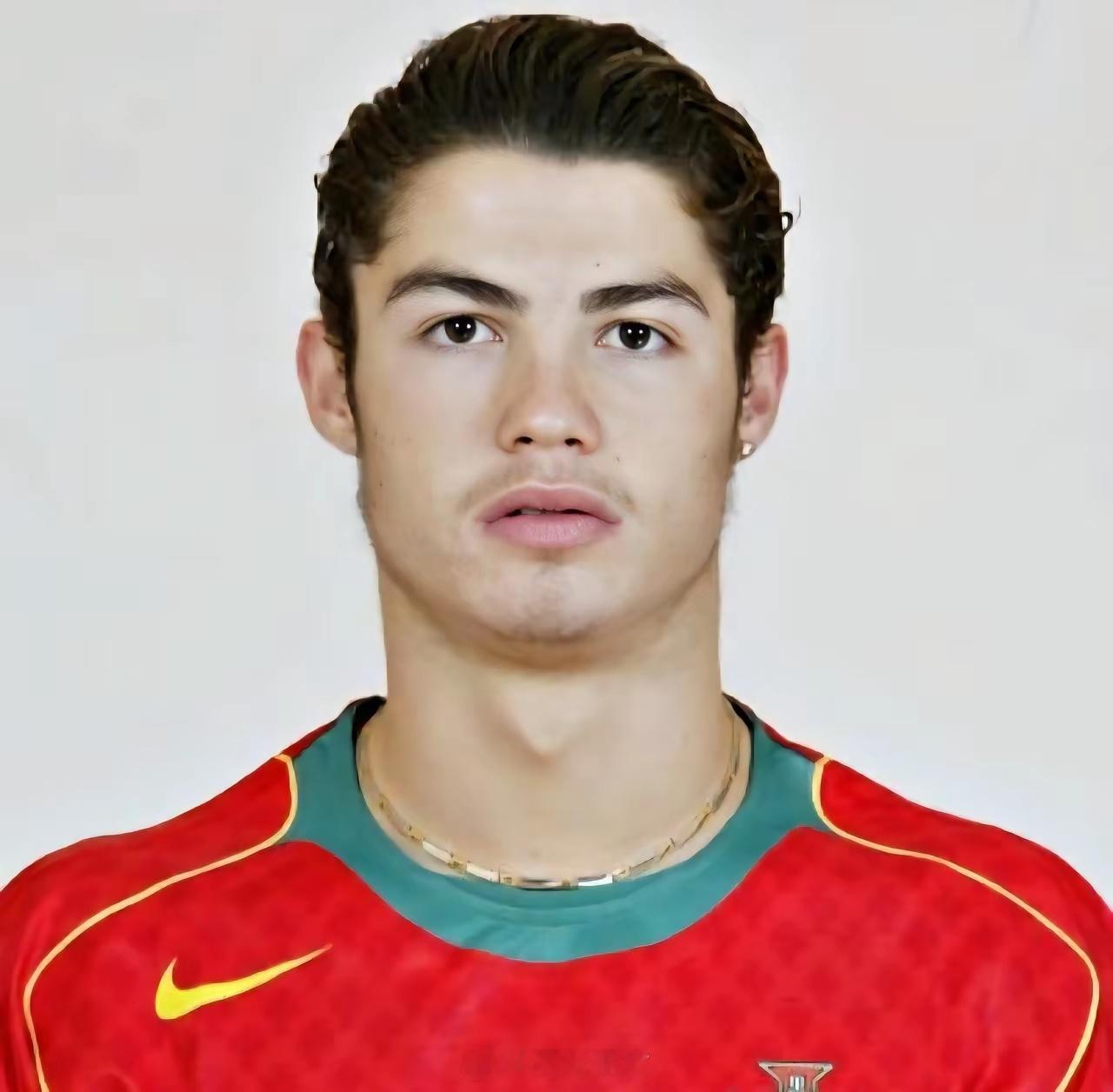 做了美黑？著名运动员C罗从青涩少年到健硕型男，肤色变化主要由长期户外高强度训练比