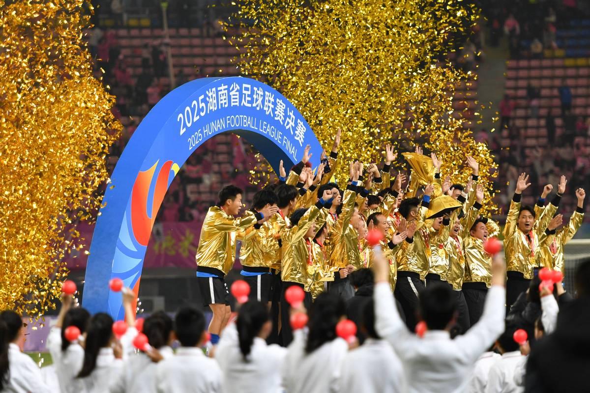 宠粉又给力！广汽埃安助力湘超，送车福利燃爆足球圈。2025年“湘超”联赛中，