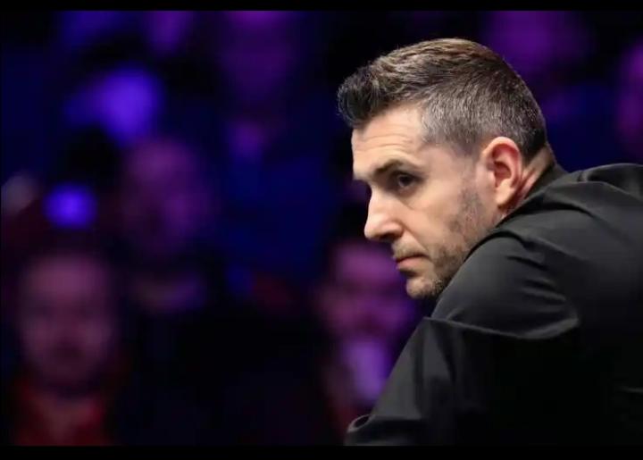 塞尔比冲冠一怒，狠砸球杆！昨晚斯诺克世锦赛一场1/8决赛，由吴宜泽对