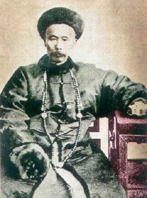 左宗棠收复新疆，粮草断绝。他下令：全军原地娶妻生子！李鸿章闻言大骂：左疯子！三年