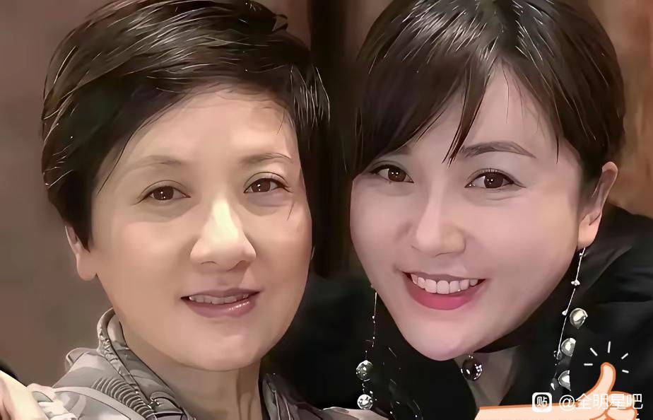 张国立夫妇收养的闺女张可碹长大了，眉眼间像极了张国立，邓婕对她视如己出，引起网友热议！​