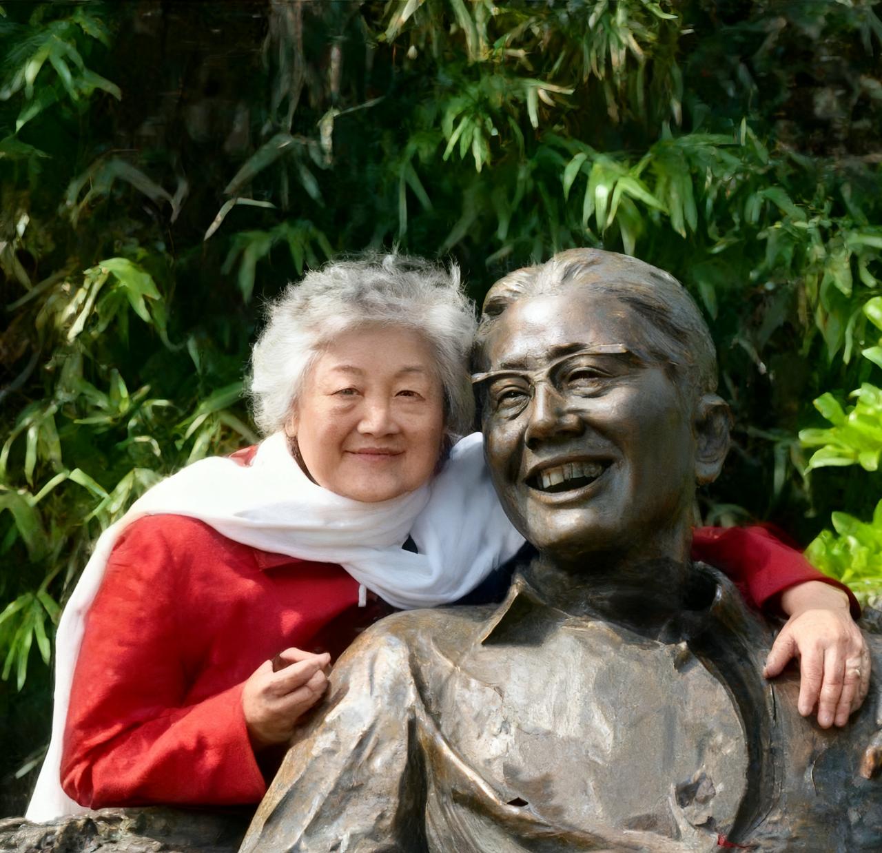 这是2005年，章含之晚年给丈夫乔冠华扫墓时，一张罕见的合影，镜头中的他搂着丈夫