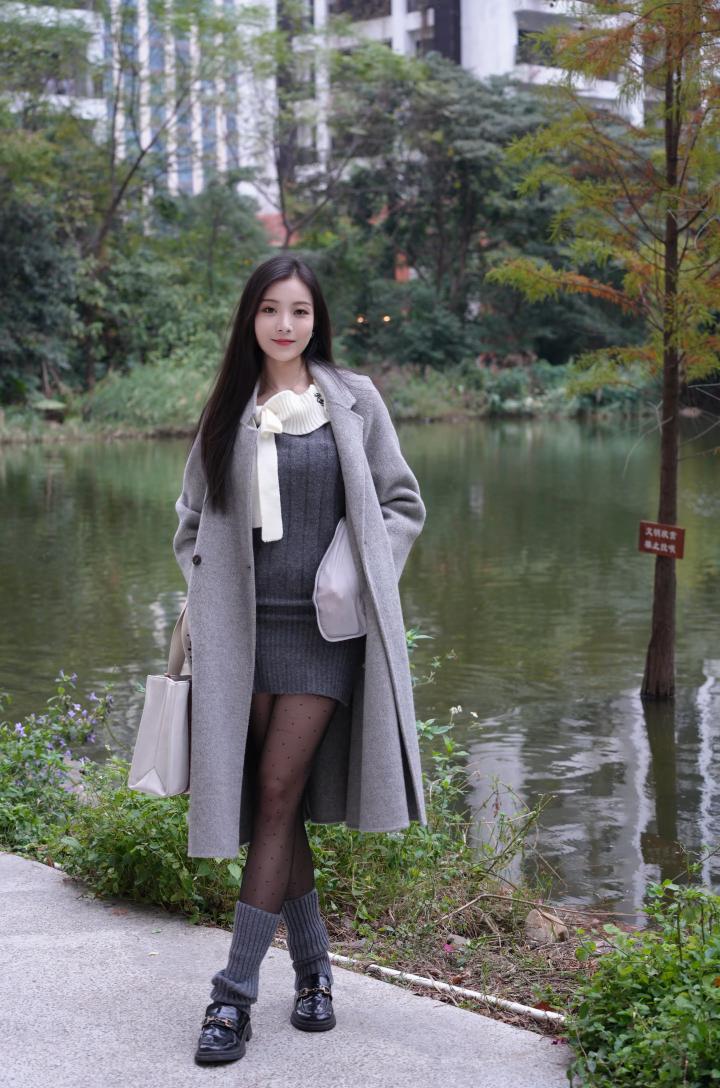 湖畔佳人立，风姿绰约间。