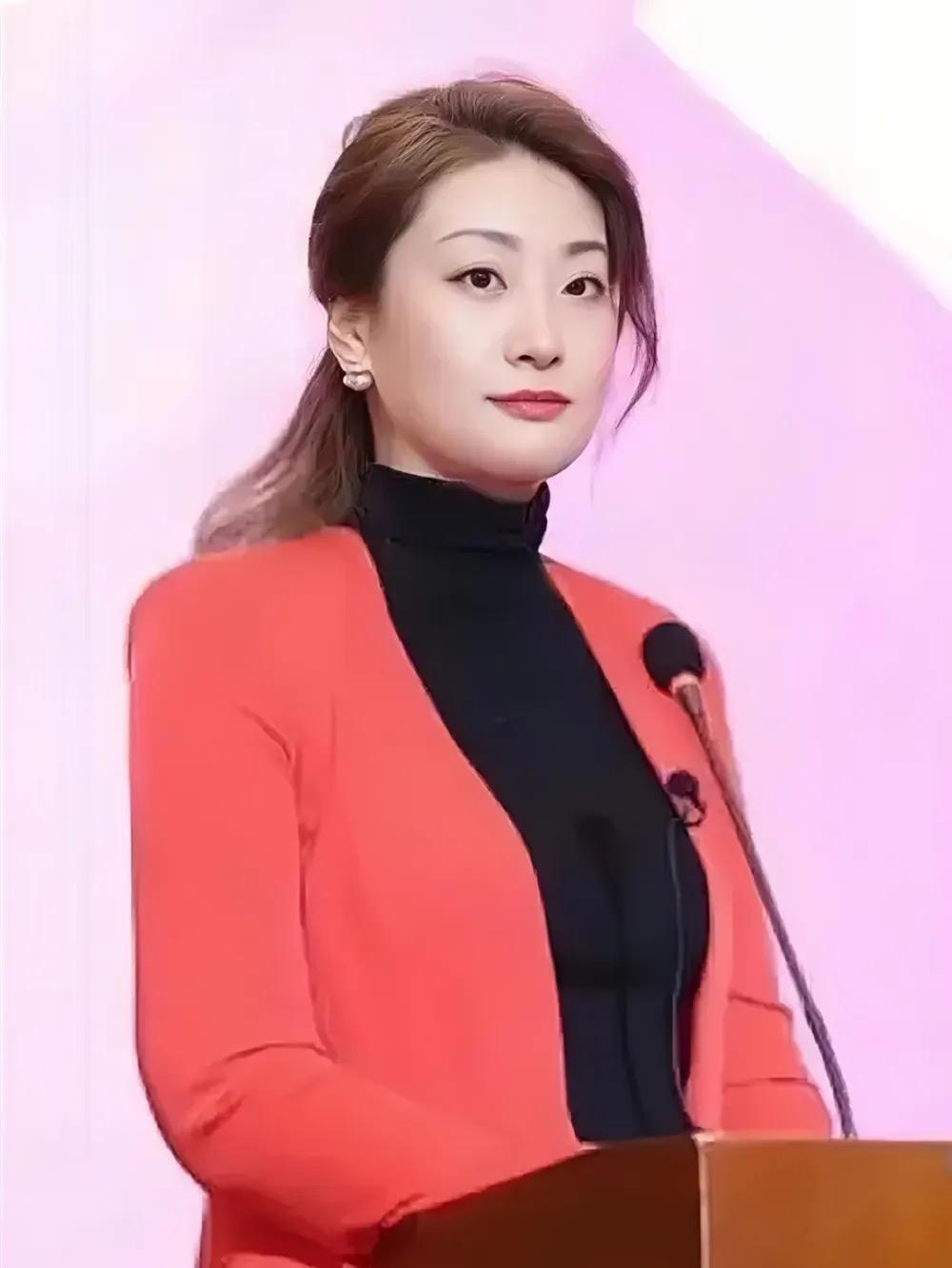 宗庆后离世两年，外界原本以为娃哈哈接班人只有独女宗馥莉，交接过程会平稳落地。直