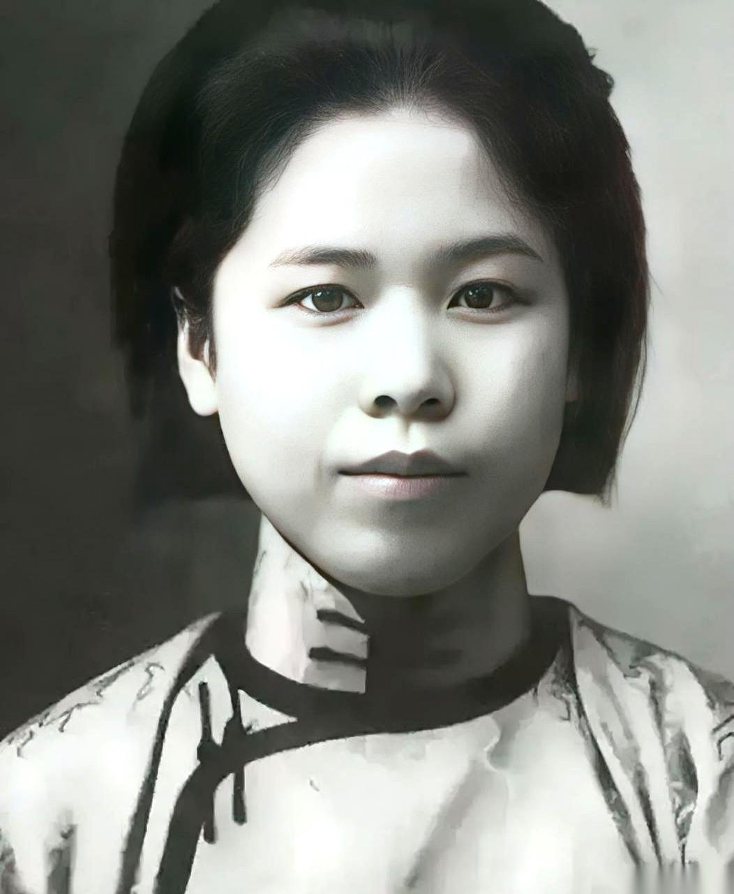 翻开1947年的旧档案，杨虎城将军夫人谢葆真的最后时刻，被几行冷冰冰的字迹定格在