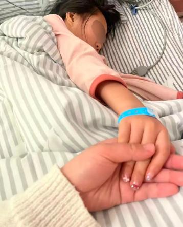 9岁女孩从确诊到离世仅8个月：妈妈批评她写字丑，后来才知道是肿瘤压迫，已经来不及
