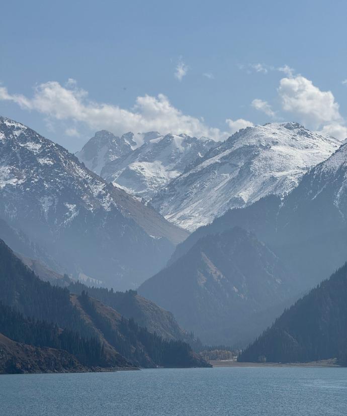 辽宁男篮的前翻译卢睿昕十一假期去新疆天池旅游了，小卢今年合同到期后并没有与辽宁男