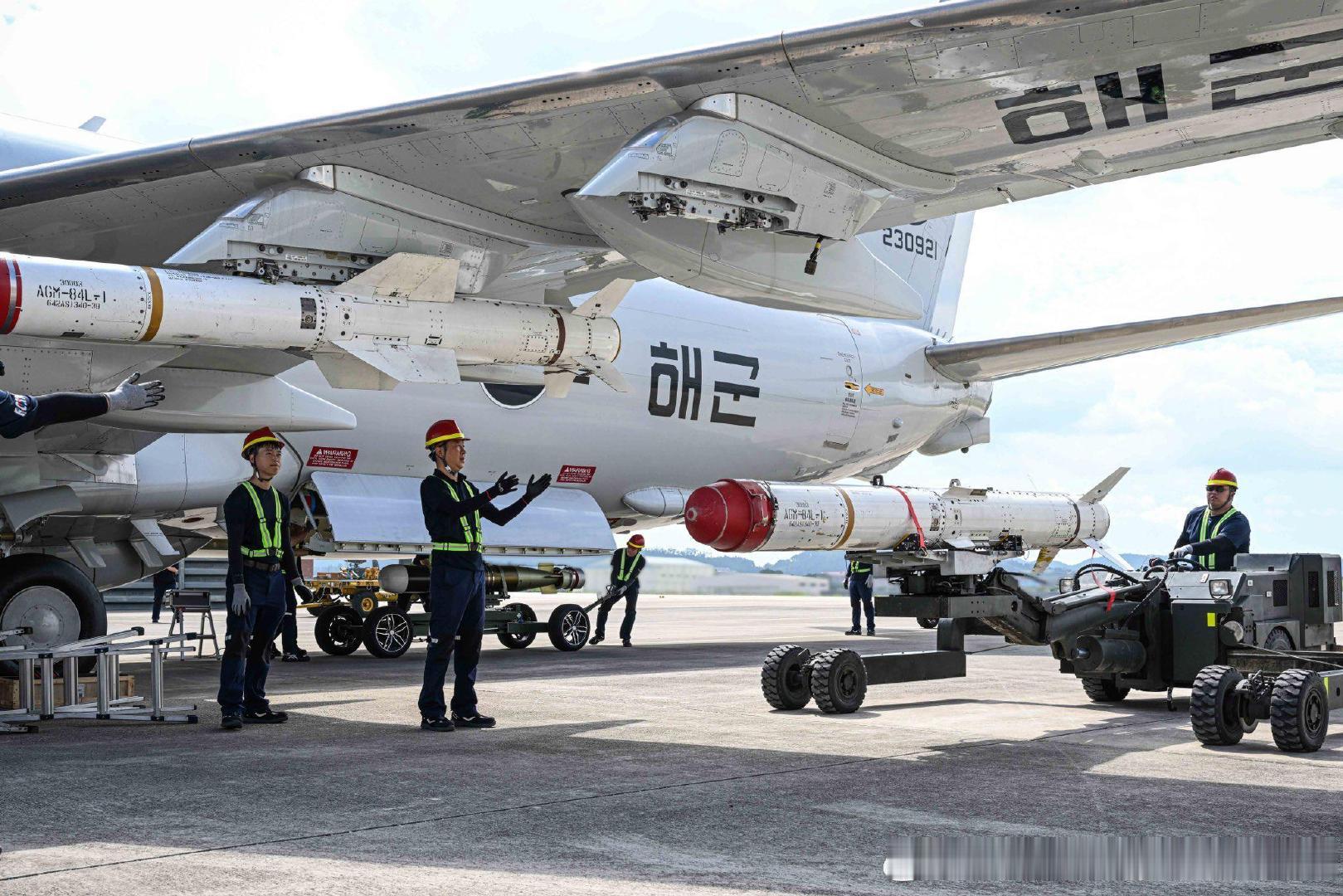 韩国海军P-8A海神反潜巡逻机挂载配备AGM-84L鱼叉BlockII空地导弹。​