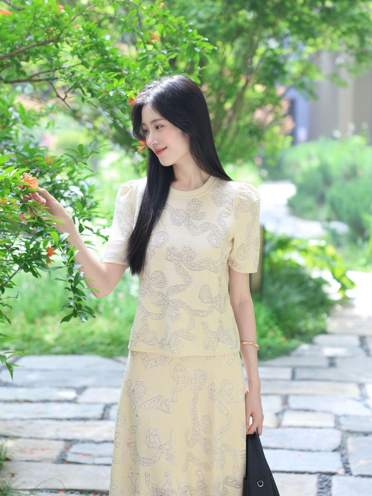 有气质的女人给人什么感觉误入绿意萦绕的庭院，微风裹挟草木与繁花的清香。浅黄裙身缀