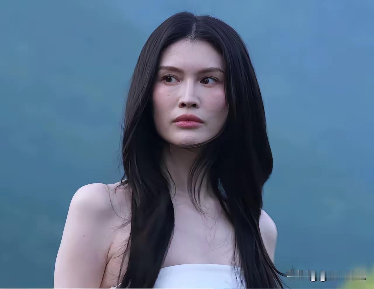 所有明星背后都在骂vogue吧！美人都拍成丑人了，没有打光，没有滤镜，自然光