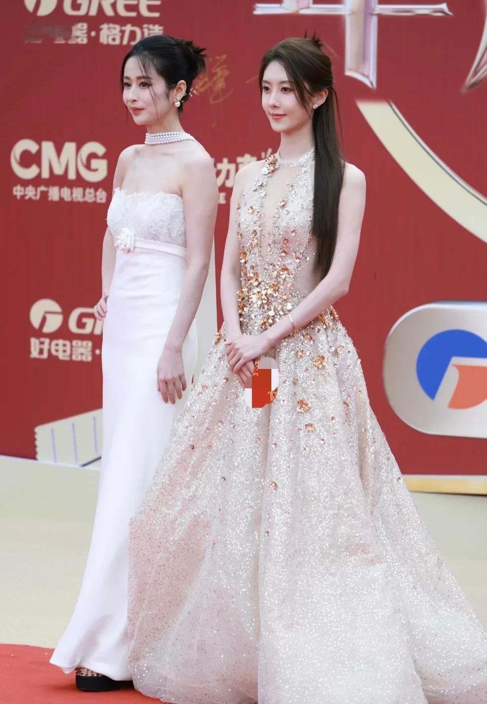 颖儿、曹斐然这两位美女同框，谁的气质更好呢？颖儿的五官精致小巧，乖巧伶俐，属于甜