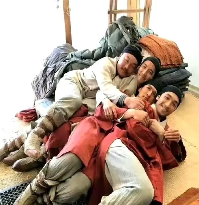 刘亦菲：我真的和你们格格不入哈哈哈​