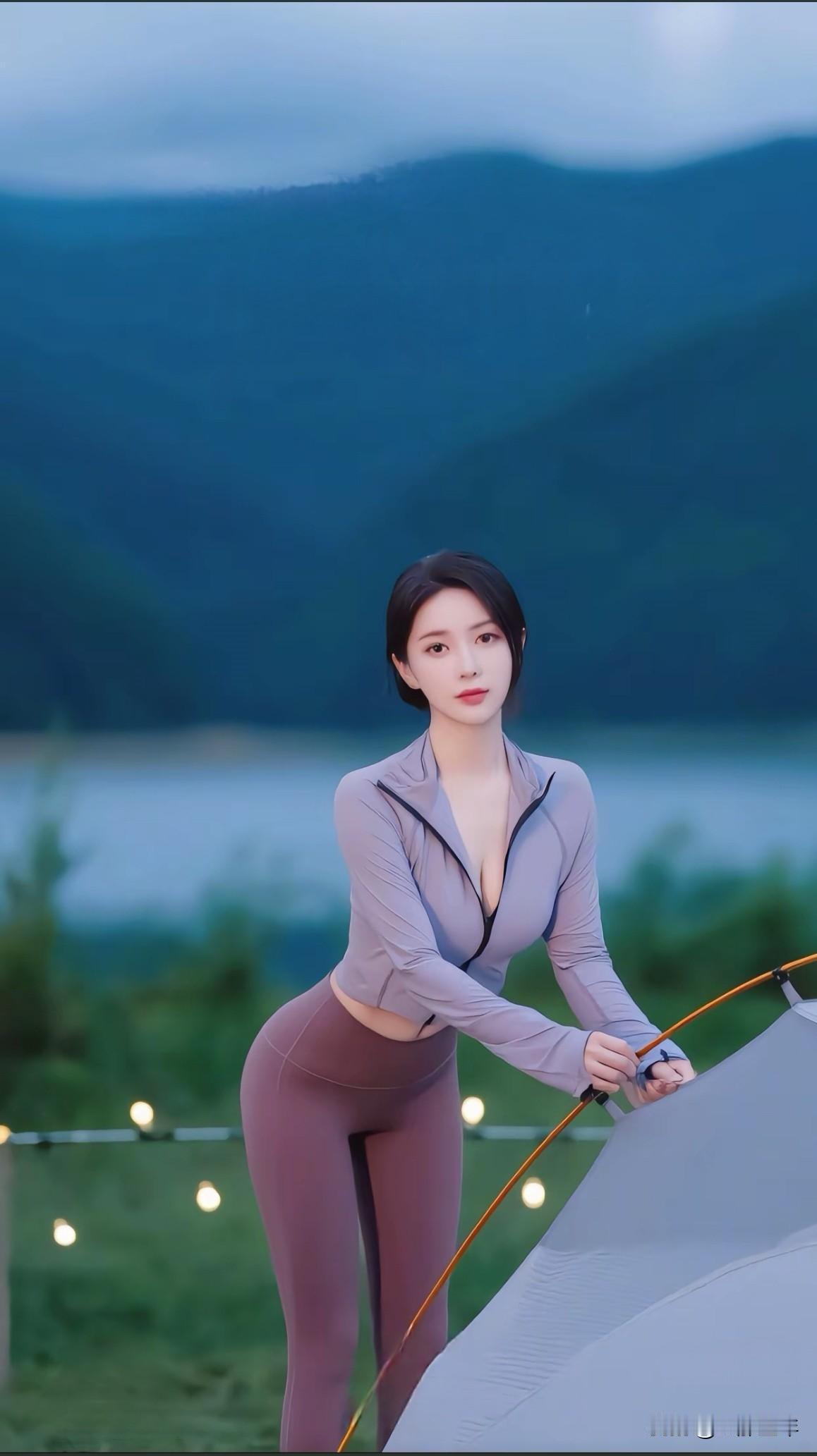 户外露营少女，与自然亲密接触，享受美好时光。