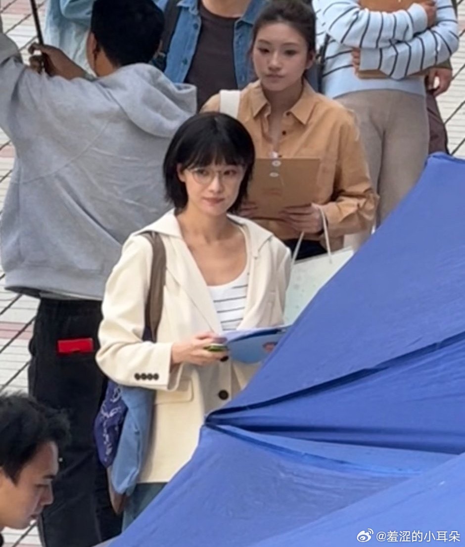 倪妮的短发眼镜造型还挺可爱，跟演方茴那时候短发比起来更嫩呢。