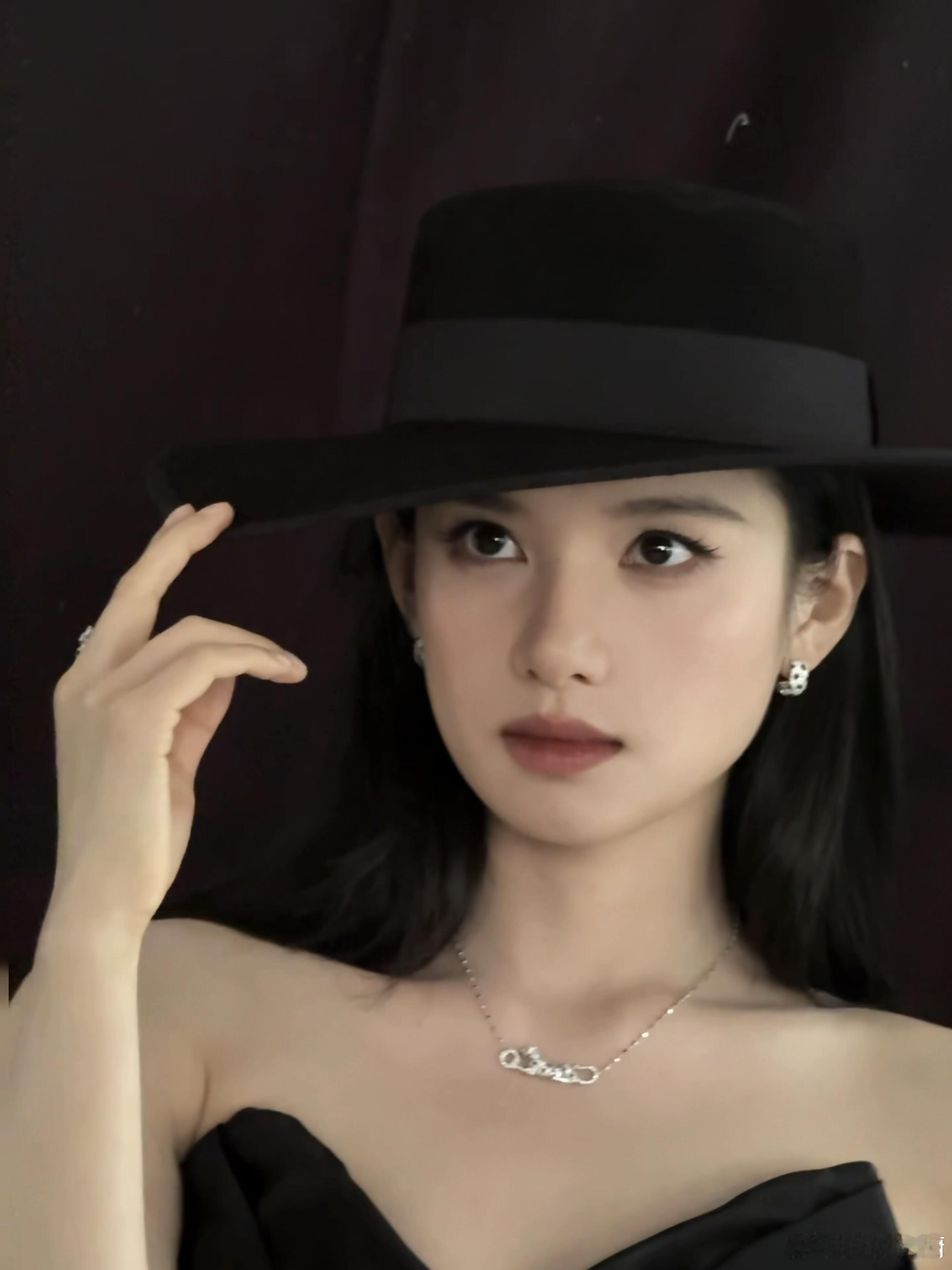 张婧仪|95花唯一地母系美人！绝美骨相！张婧仪大方的美时尚灵感解读​​​