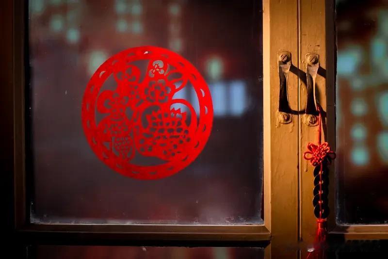 你认为年味越来越淡的原因是什么现在很多人都觉得年味越来越淡，我觉得原因不少。