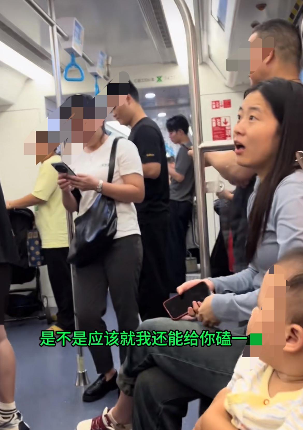 地铁上，东北大爷提醒占爱心座的小仙女给一抱孩子的妈妈让座，小仙女说大爷说话不客气