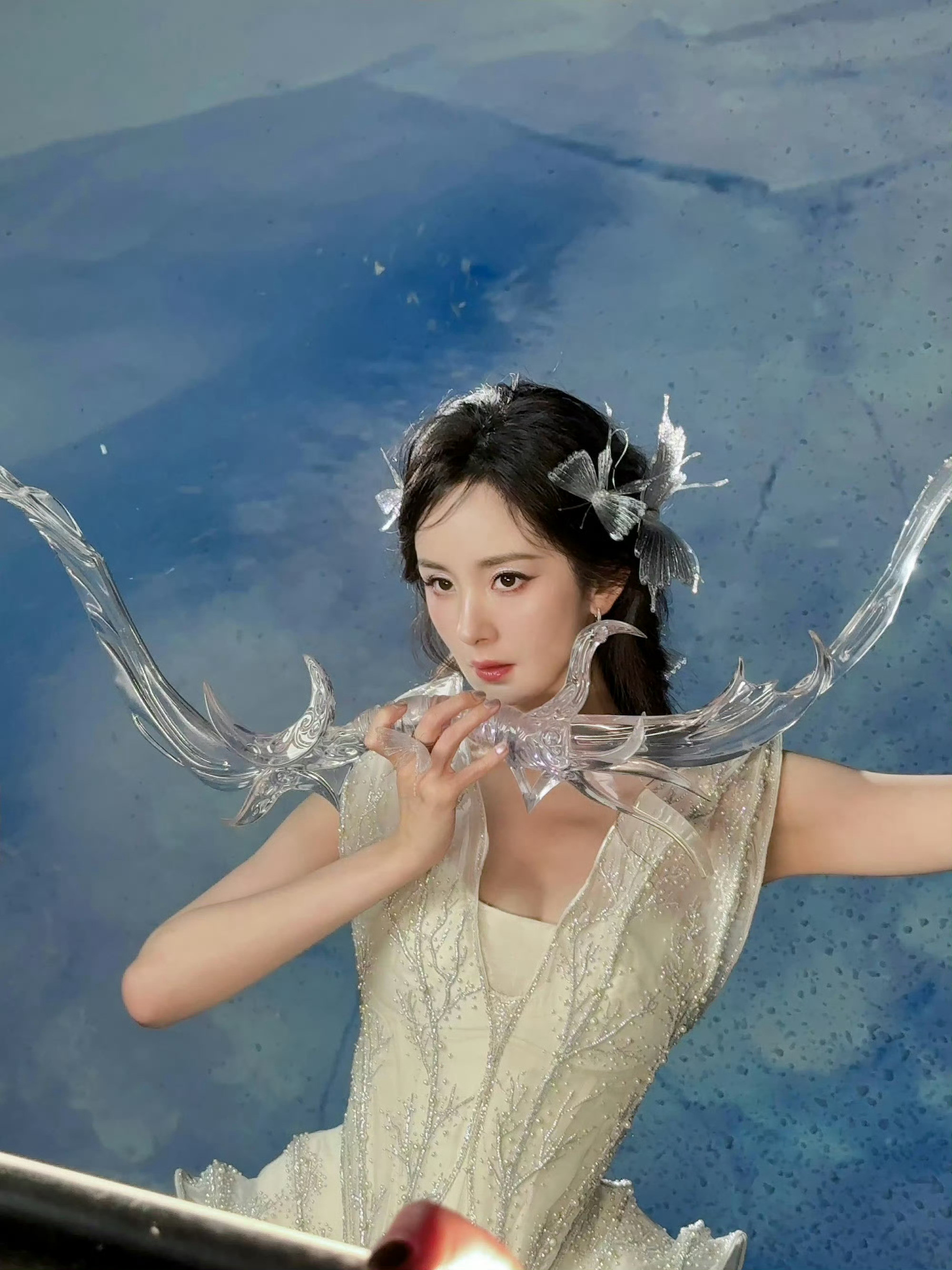 氛围感拉满！杨幂的长相自带辨识度，一颦一笑都尽显魅力，谁能不为这份美貌心动所有人