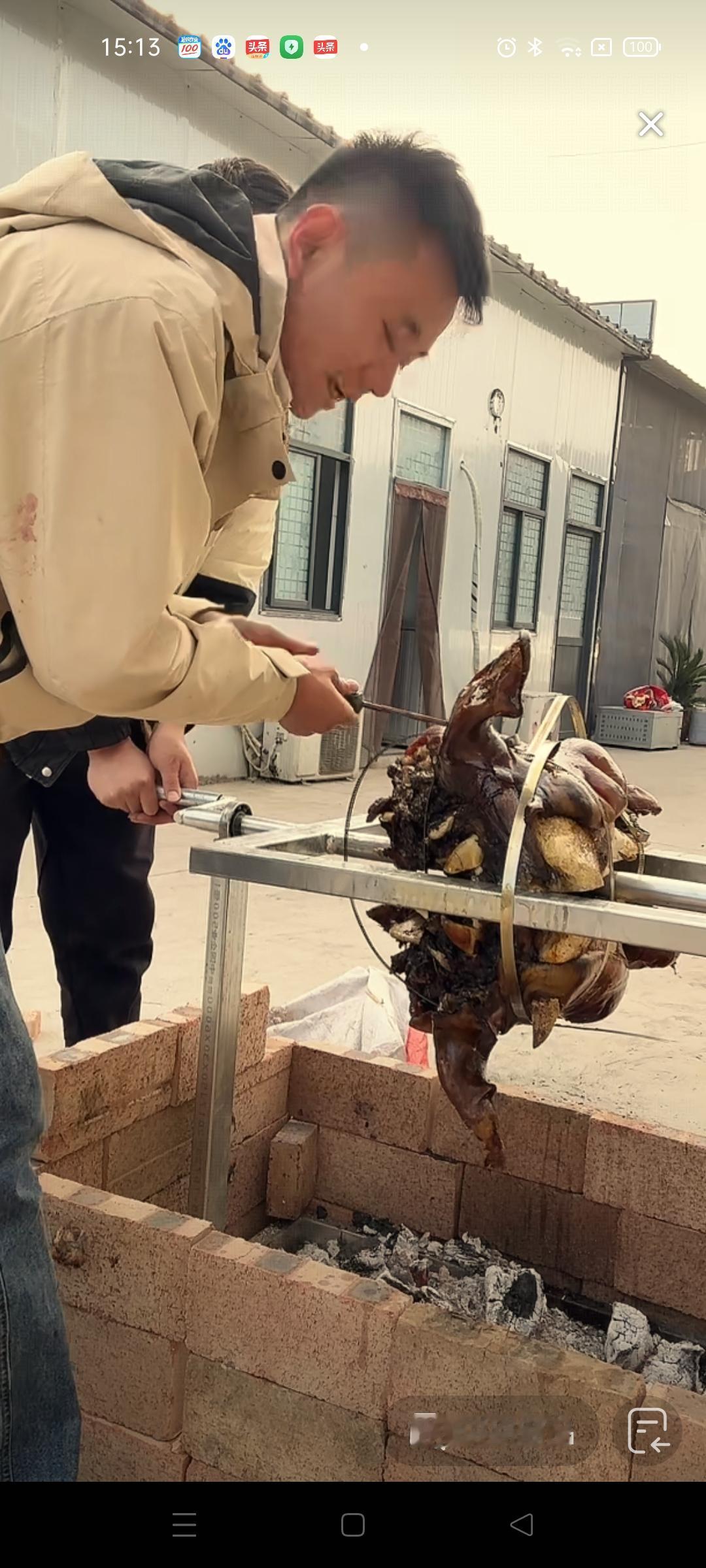 厉怀远在安徽老家带货牛肉，烧烤架上还烤着一个大牛头，他和他的媳妇相比直播间里