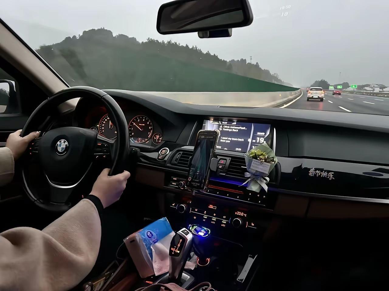开高速还得看宝马，稳如老狗，飙到120转速都没超2000，一箱油跑一千多公里，说