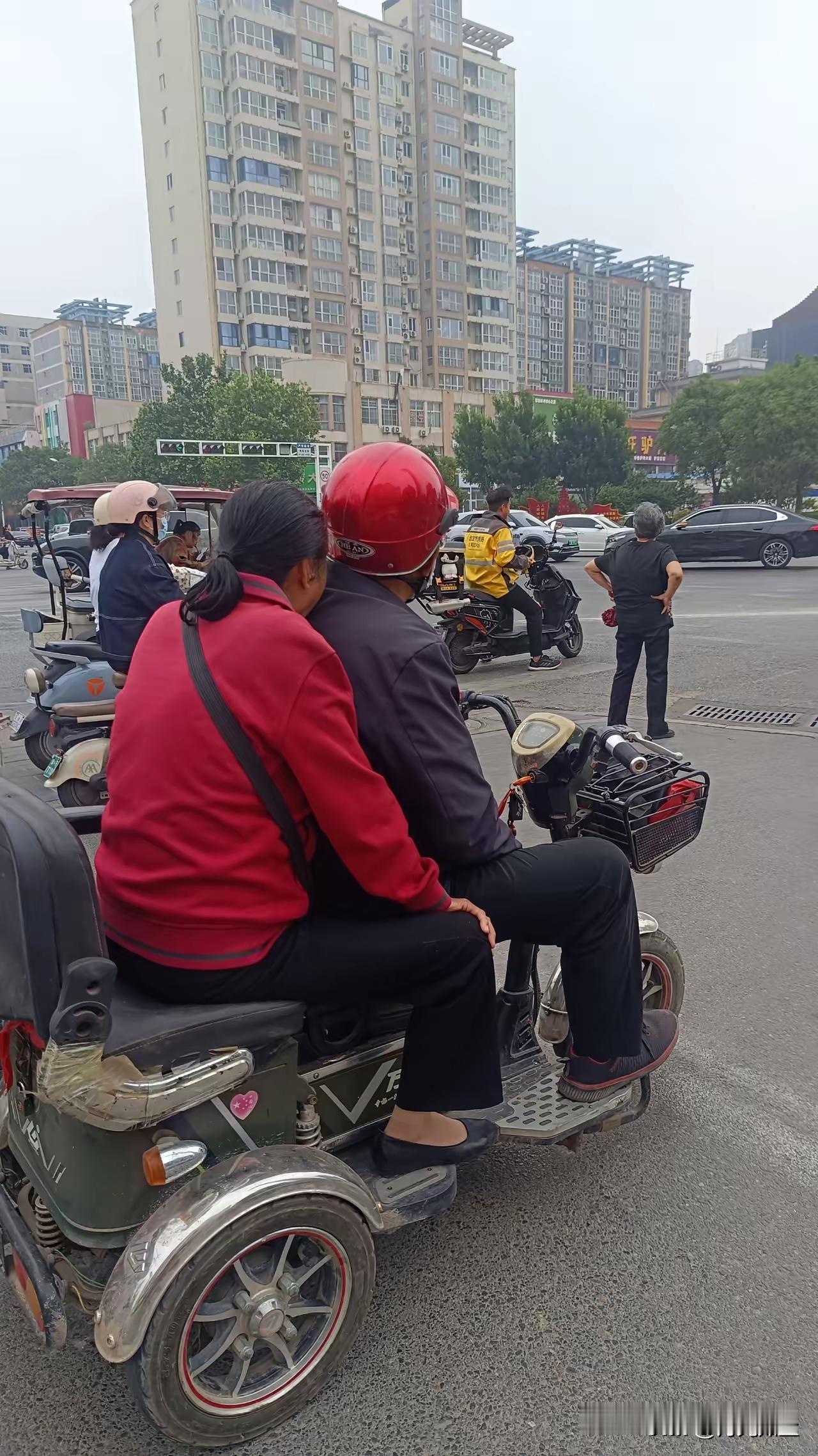 同事吐槽她婆婆，一把年纪了没个正形，孙子都快10岁了，整天跟公公腻腻歪歪。她很是