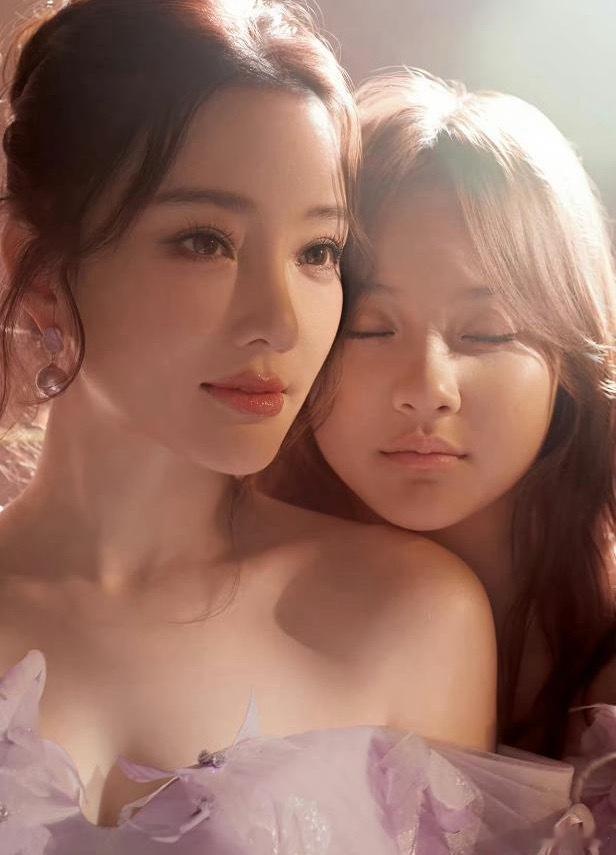 不得不服，甜馨这颜值太能打了！遗传爸爸的帅气棱角，又带着妈妈的甜美神韵，越看越像