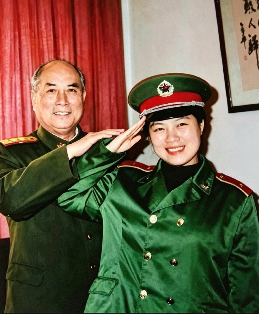 上将父亲坐在屋里，刚穿上军装的小女儿兴奋地抬手敬了个礼。老将军眉头一皱，突然站起