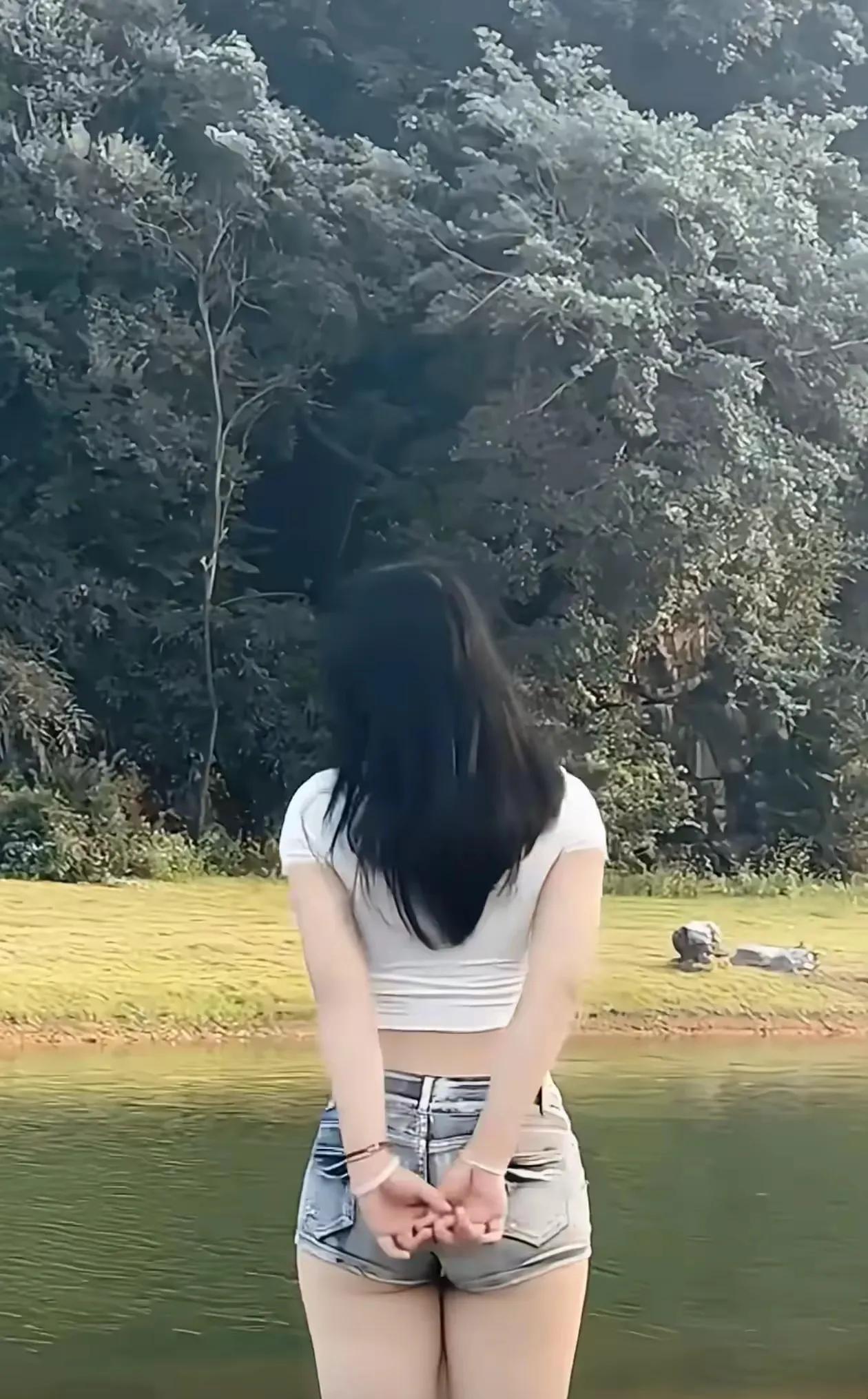 碧水映芳影，红袖添香时。