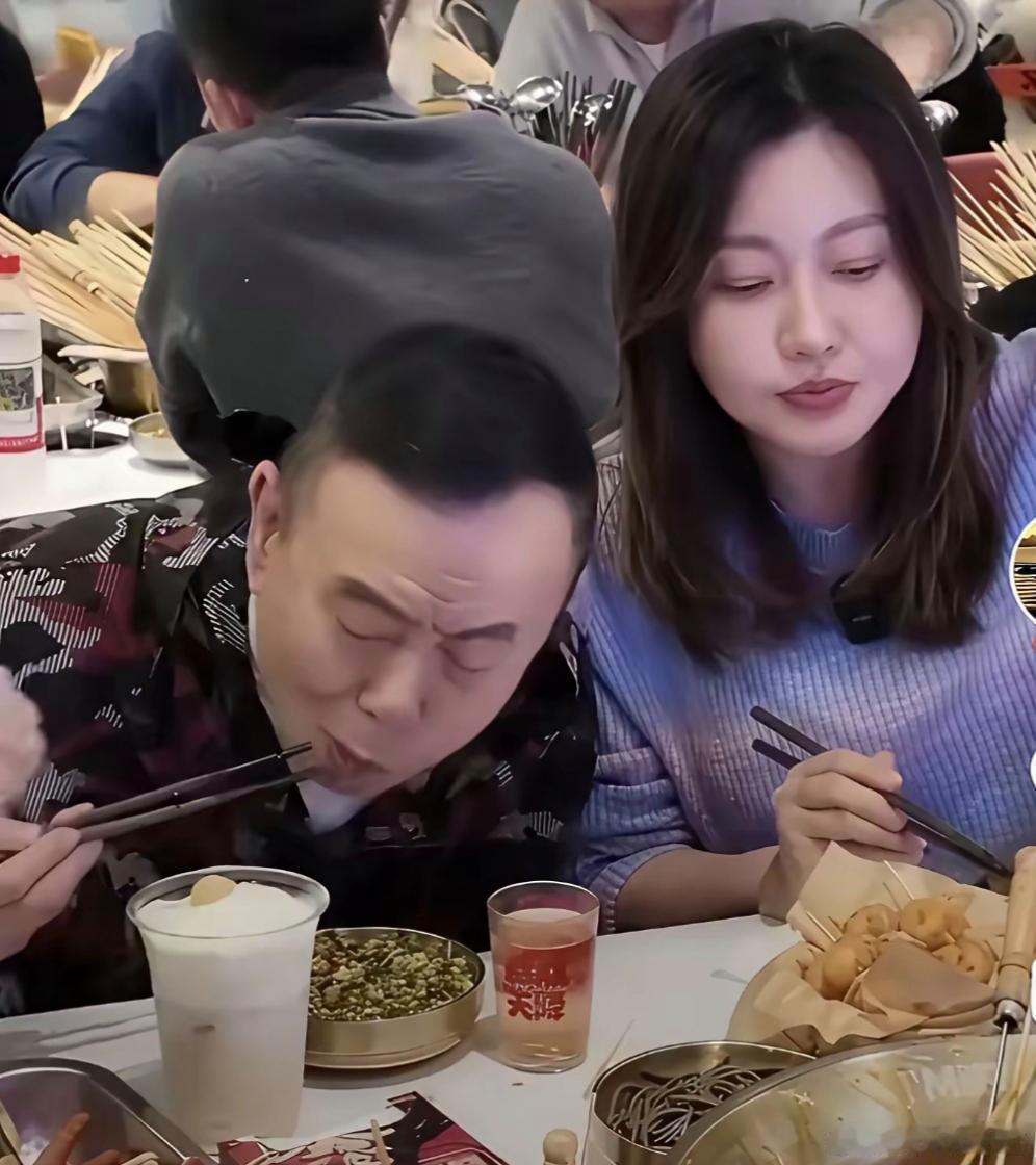 其实没必要吐槽潘长江吃相，人家老一辈吃过苦，如今吃饭就是香，吃饭时候扭扭捏捏真的