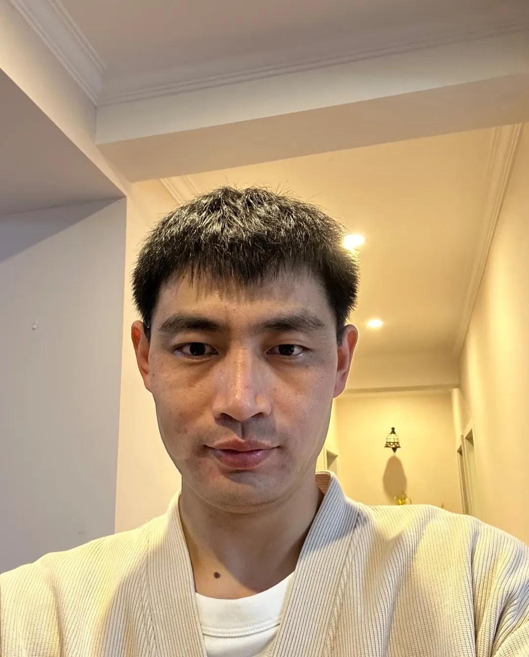 中年了，你敢辞职吗？同事递交了辞职报告。他今年35岁。以为他已经找到了工作，