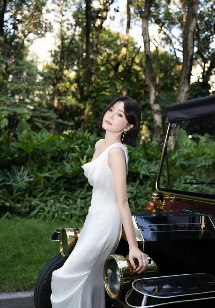 秦岚真的白月光级别，白得发光美到极致，真的是斩男又斩女。​​​