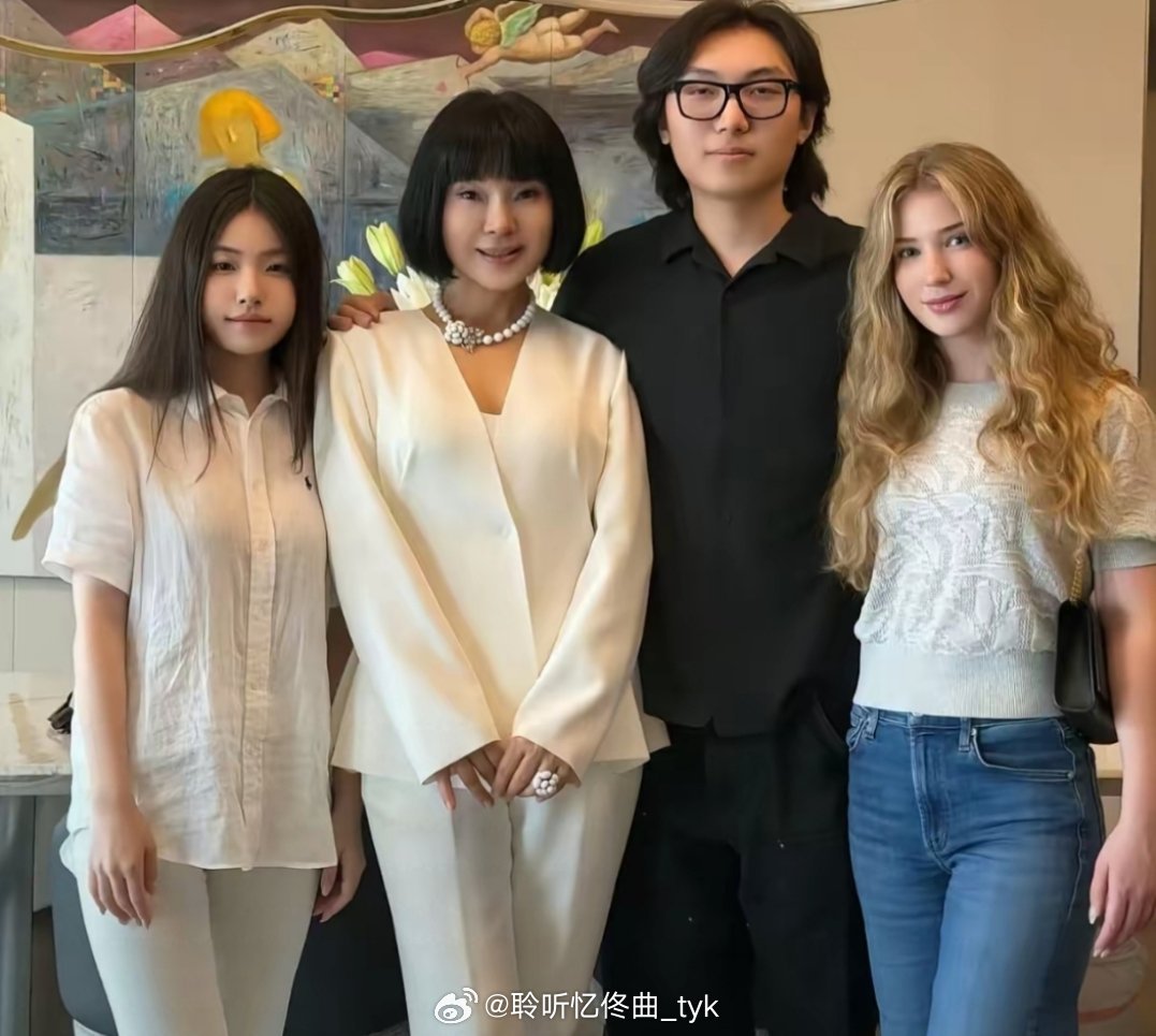 陈红晒儿子儿媳全家福。