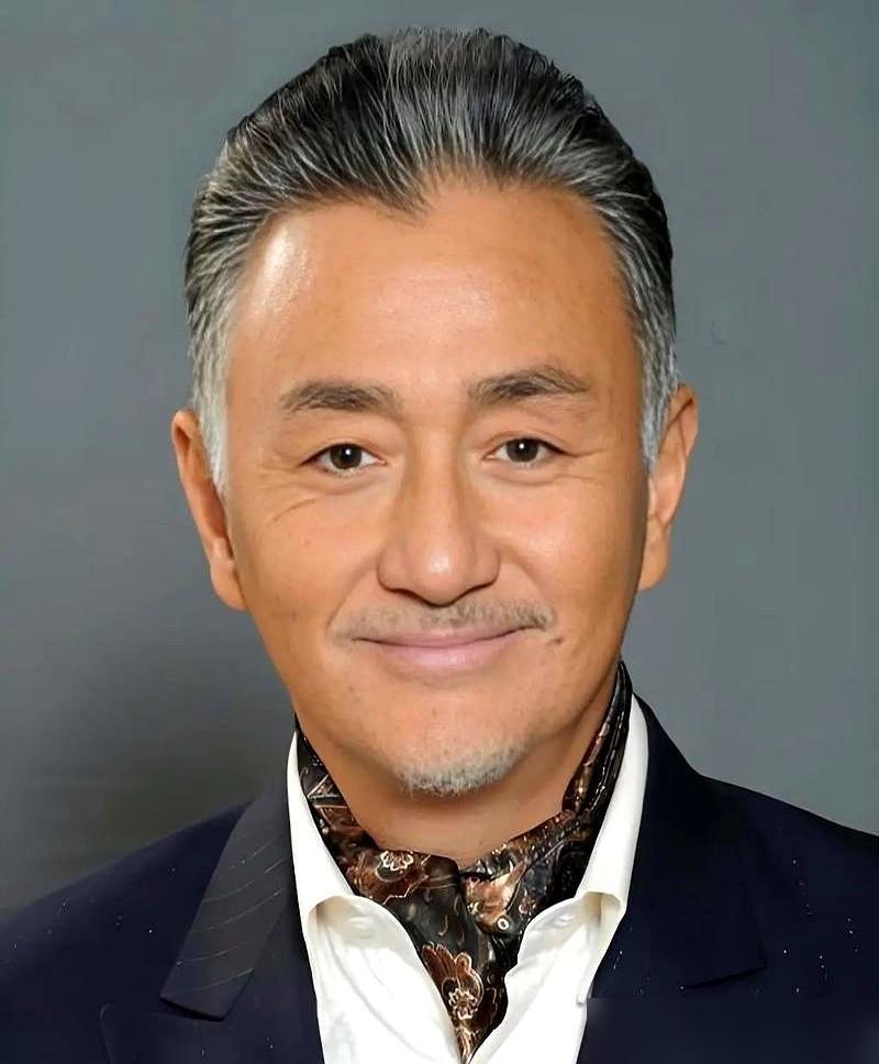 当初听说他老婆要去拍那种片子，主演名单上写的却是他的名字，我第一反应是：这男的疯