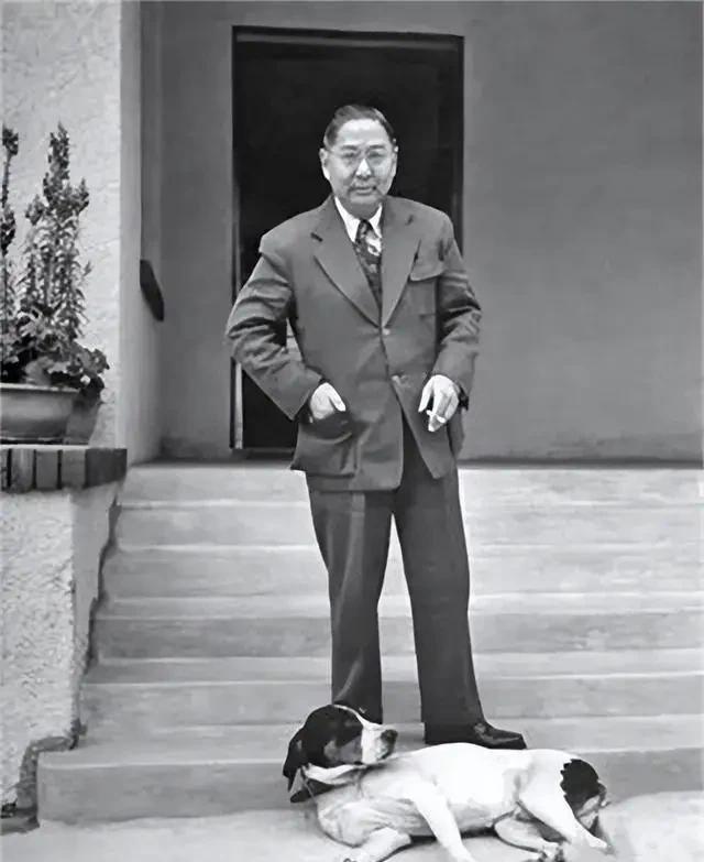 1949年12月10日，蒋介石离开成都飞往台湾，在最后逃离的时候，他并没有通知孙