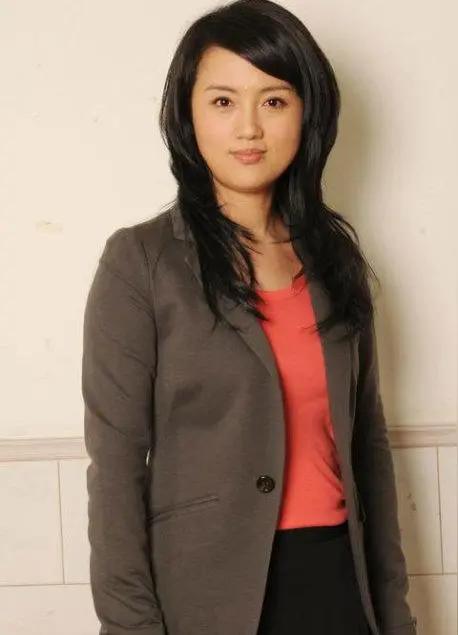 1999年，筹拍《九九归一》，导演找来25岁的朱媛媛演蔡小婉，然后又找来25岁的