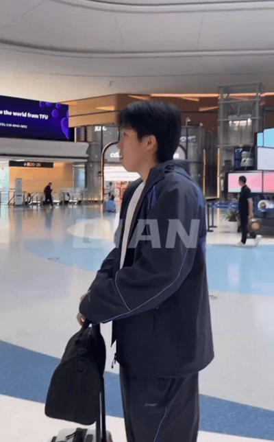 男队氛围是真好，王楚钦在算怎么把大家带进vip室。在机场候机的时候，温瑞博想