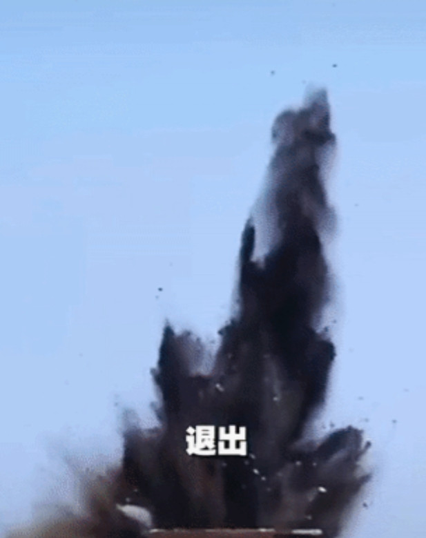 两弹一洞，歼16演示常规操作！在7架B2轰炸机投弹打出6个弹坑之后，歼-16也
