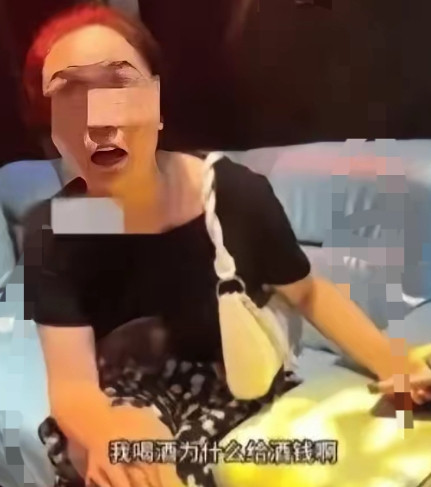 广东50多岁大姐到KTV找男模寻开心，男模拉着大姐小手甜言蜜语哄着，一箱酒喝到吐