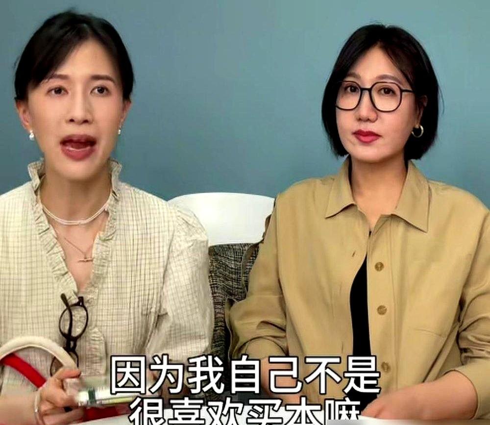 易立竞一句话，直接把papi酱问得当场卡住。“你买那么多本子，平时写字吗？”
