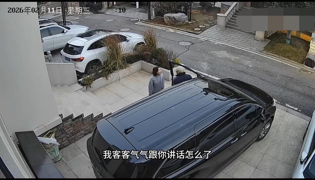 把车停在别人家院子里，让他挪车还被骂。这男的到底咋回事，一上来就像一条疯狗一样逮